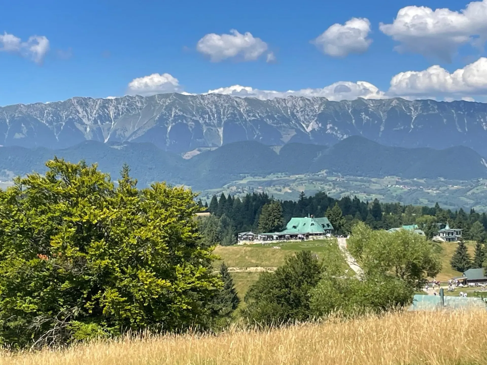 Priveliște deschisă spre munte