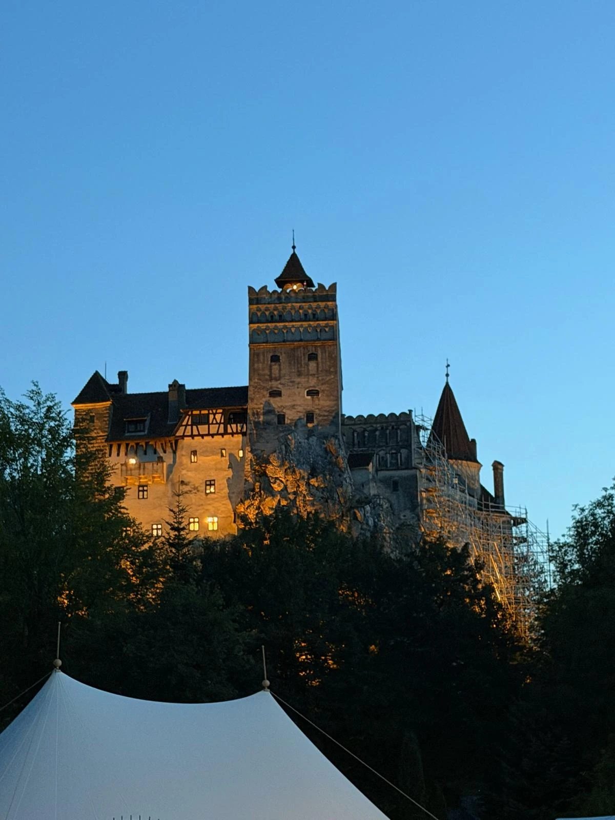 Castelul Bran, în apropiere