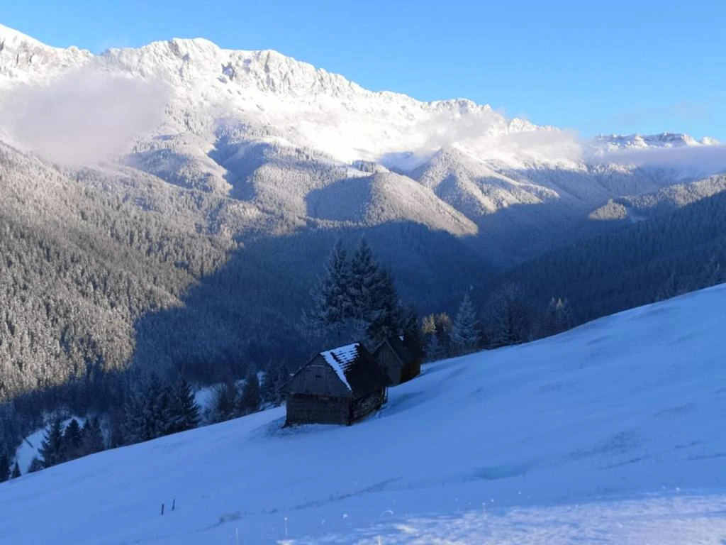 Iarnă pe creasta Bucegilor — cabane și zăpadă