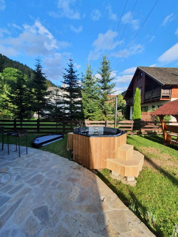 Ciubăr / jacuzzi în curte, cu pahare pe bordură