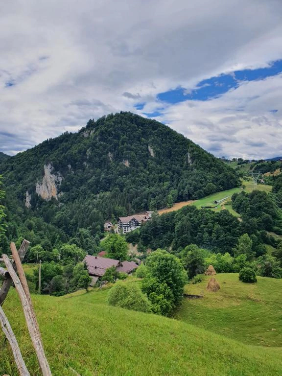 Vedere spre vale — pensiunea și dealurile din Moieciu