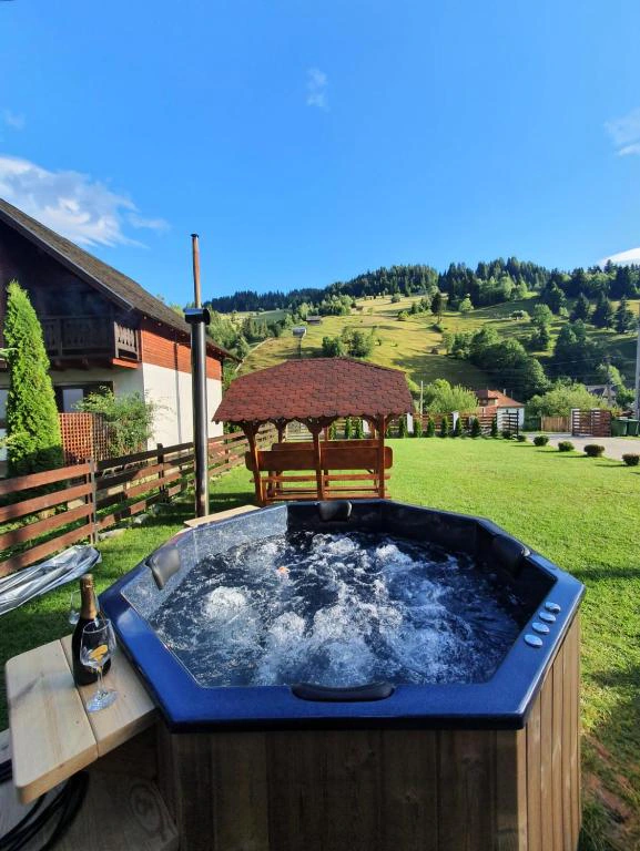 Jacuzzi cu jeturi, peisaj de vale și căsuță grătar